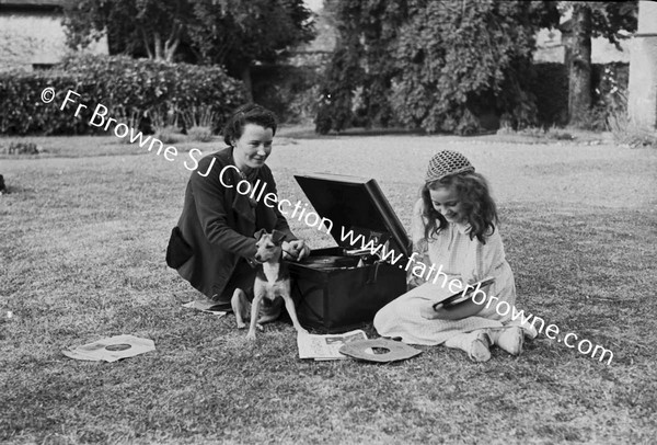 GIRLS  AND GRAMOPHONE